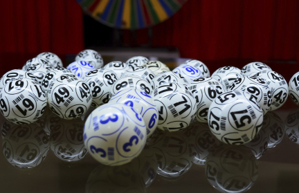 Нищий выиграл в лотерею и стал любимцем родственников