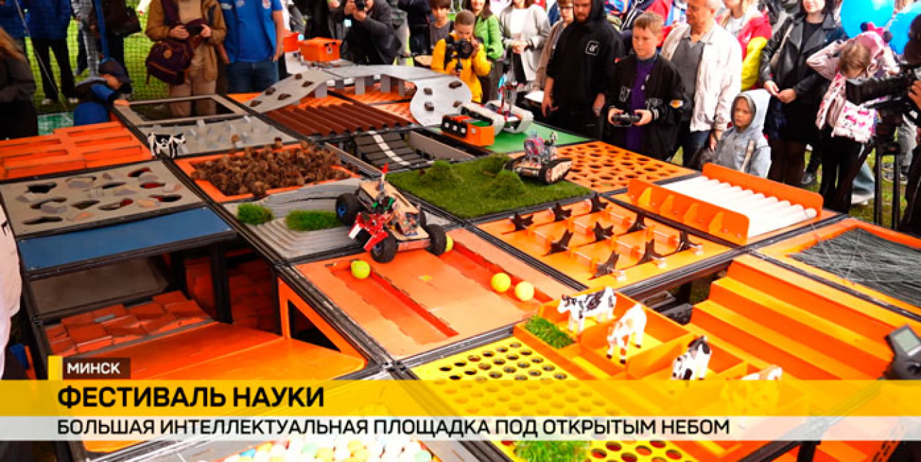 Эксперименты продолжатся до самого вечера – гостей ждут зрелищные научные шоу от гостей из России и музыкальная программа