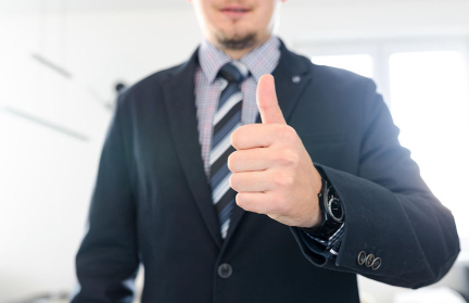 Люди, в молодости пьющие спиртное, достигают больших карьерных успехов, заявили ученые