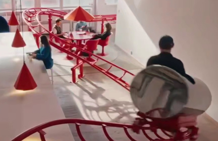 В Швеции трассу американских горок протянули прямо через офис одной из компаний