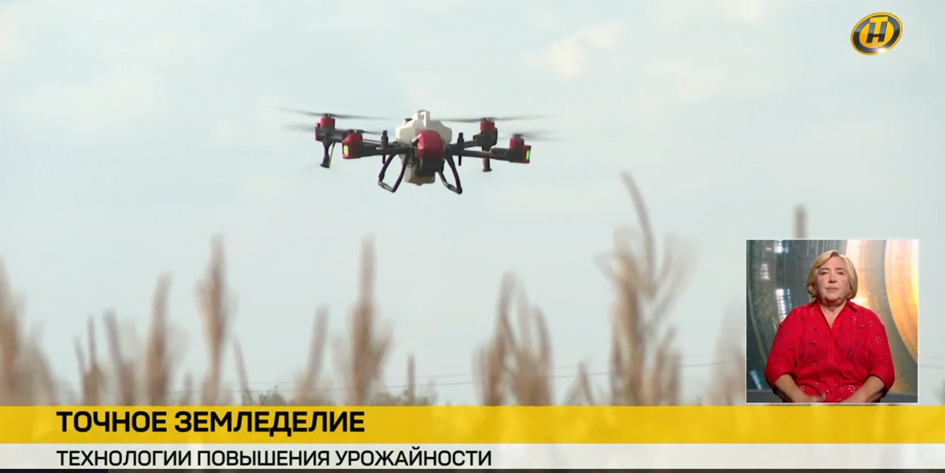 сельскохозяйственный дрон летит над полем