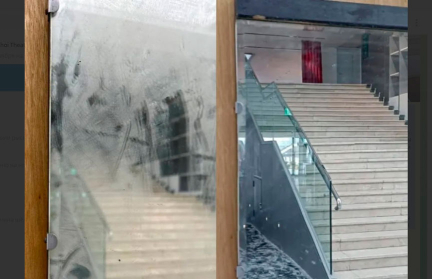 Уборщик испортил музейный экспонат «пыльное зеркало», протерев его