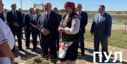 Лодки из дуба и дом охотника: какие полесские ремесла оценил Президент в Лясковичах