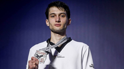 Президент НОК Беларуси поздравил тхэквондиста Гурциева с серебром чемпионата мира