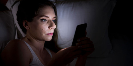 Медик объяснил, чем может обернуться ночное «залипание» в телефоне