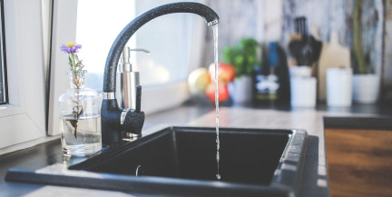 Добавьте это в слив, чтобы трубы не засорялись! Совет сантехников