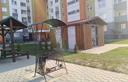 Жители Лиды установили мангал прямо во дворе многоэтажки