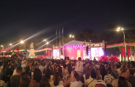 Кинопоказ под открытым небом, концерт Зары и праздничный салют. Гомель с огоньком отпраздновал День Независимости (ФОТО)