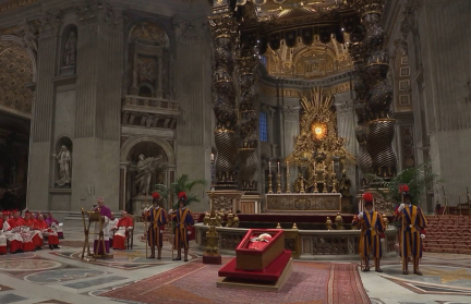 Мир простился с Папой Римским Франциском. Как воспринялась эта новость с Ватиканского холма и кто теперь займет священный пост?