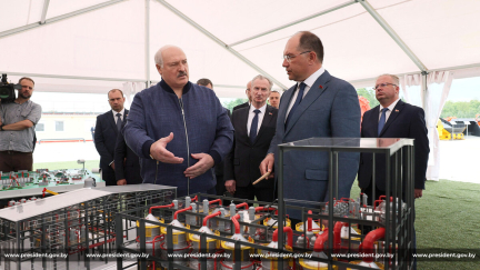 «Золотой стандарт» развития районов. Президент посетил горно-обогатительный комбинат в Любанском районе