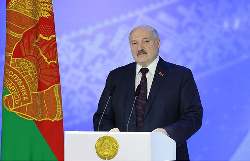 Лукашенко: к нам мутным потоком с Запада принесло замешанные на чуждых идеалах «демократические ценности»