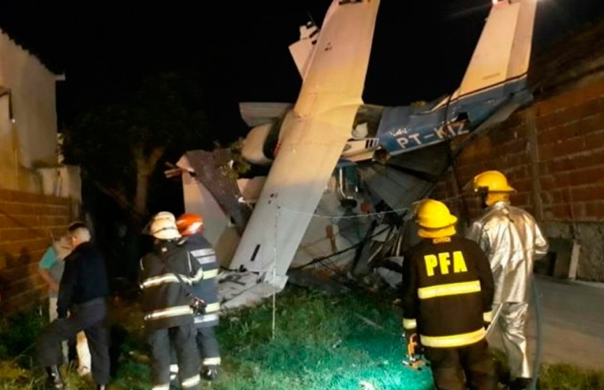 В Аргентине самолет, у которого закончилось топливо, приземлился на крышу дома