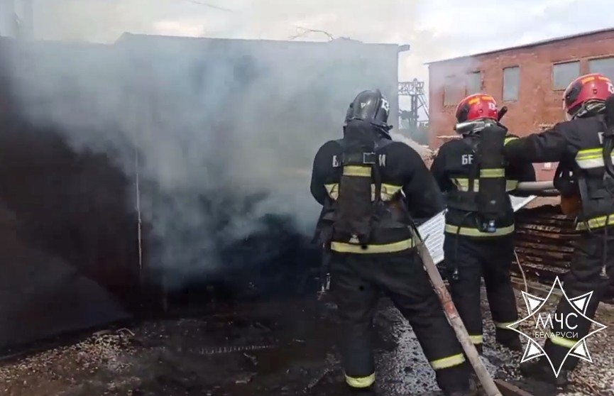 Спасатели потушили пожар на Лепельском ремонтно-механическом заводе
