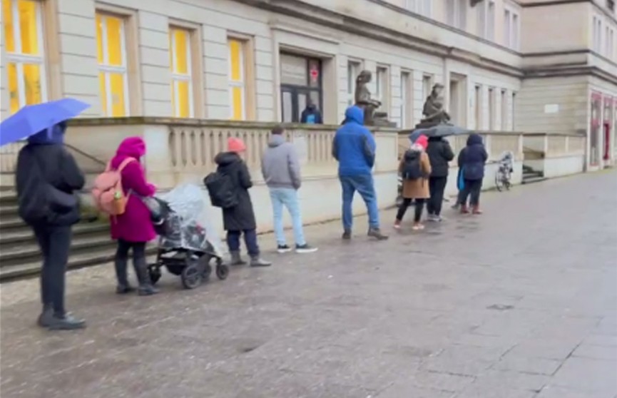 В ФРГ люди с утра занимают очередь, чтобы попасть к своему лечащему врачу (ВИДЕО)