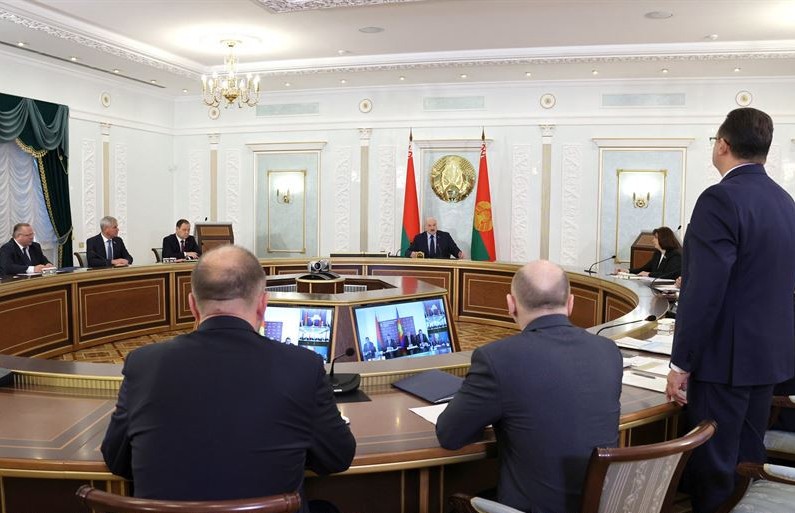 Лукашенко: Не могу запрещать вакцинировать людей, но и напрягать вы их не будете