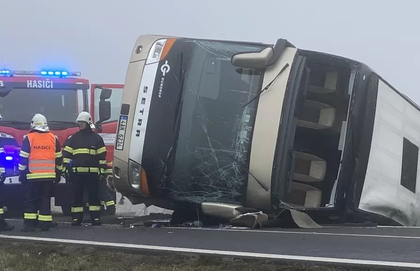 В Чехии перевернулся автобус с детьми. Есть пострадавшие
