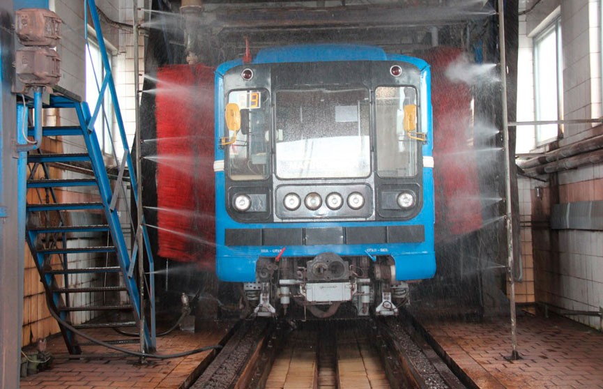 Минский метрополитен показал, как моют поезда