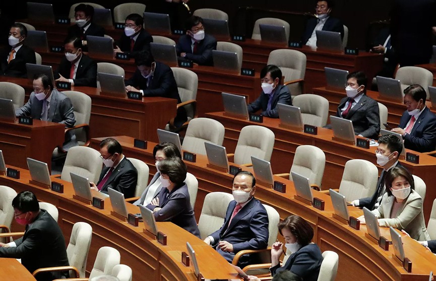 Надевшая мини-платье депутат вызвала возмущение корейцев