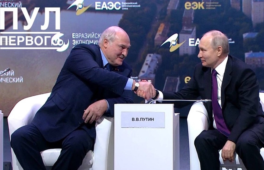 Александр Лукашенко рассказал, о чем говорили во время рукопожатия с Владимиром Путиным