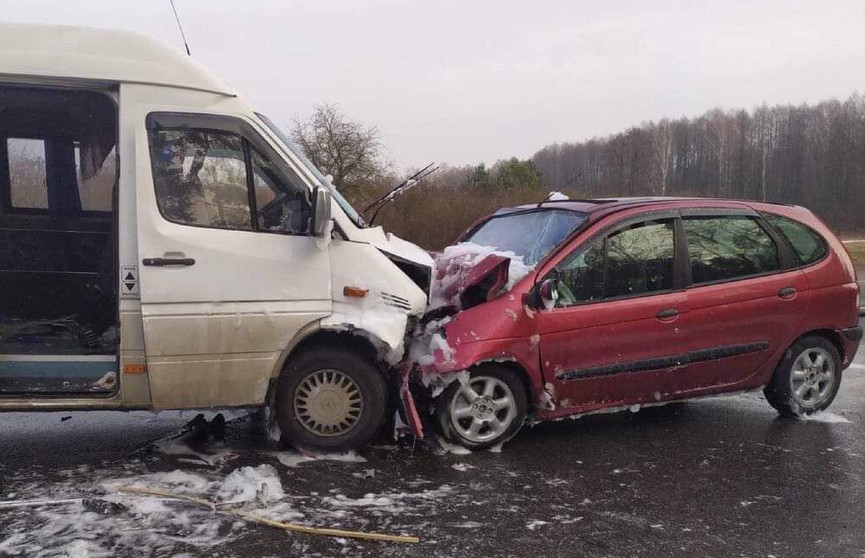 В Молодечненском районе столкнулись маршрутка и Renault: возбуждено уголовное дело