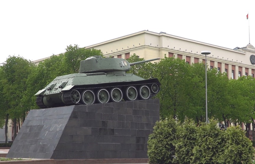 Символы Победы: Танк Т-34 возле Дома офицеров в Минске