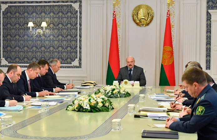 Лукашенко: надо иметь планы реагирования на любой возможный вызов, а не закрывать амбразуру телами