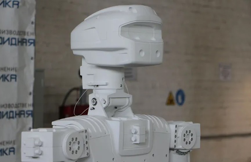 «Роскосмос» показал человекоподобного робота для работы в открытом космосе. Он будет копировать движения оператора в режиме аватара