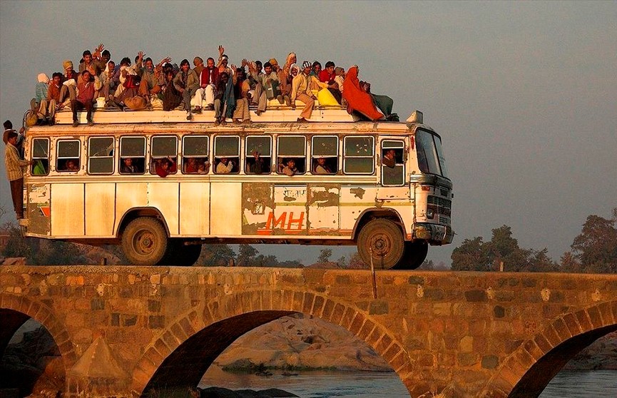Автобус с пассажирами рухнул в водоём в Индии, есть жертвы