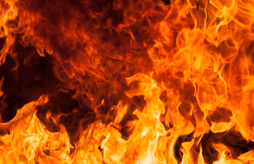 Мужчина сжигал мусор на участке, на нем загорелась одежда – он погиб