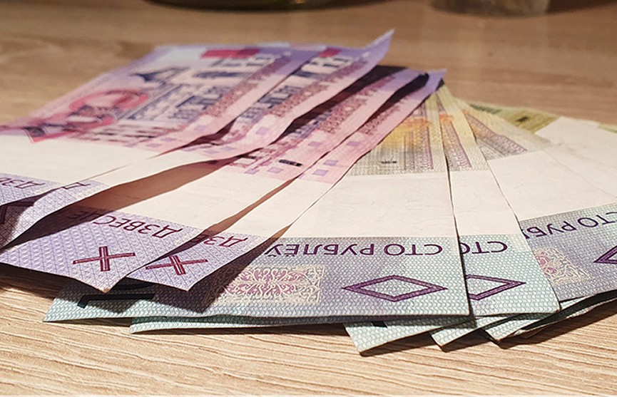 В Беларуси средняя зарплата в марте составила 2161,1 рубля