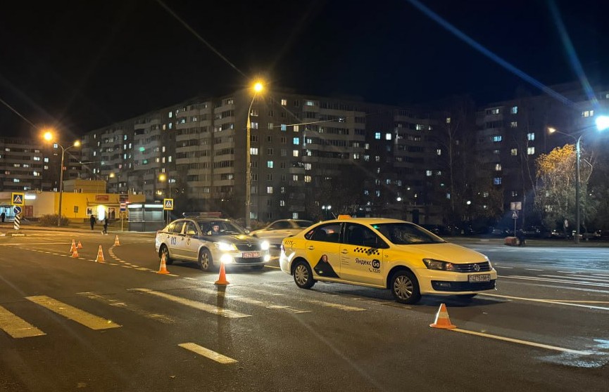 Легковушка наехала на женщину и ребенка в Минске