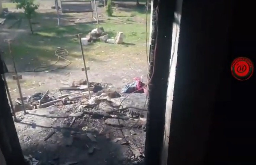 Неожиданно вспыхнули веранда и фронтон дома в Славгородском районе: внутри жилища были 8 человек