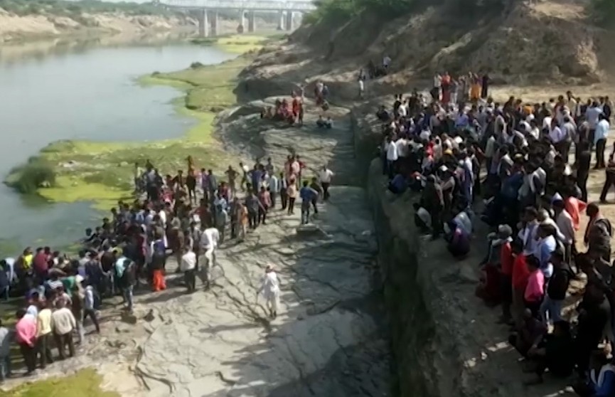 В Индии пассажирский автобус упал с моста в реку. Среди жертв есть дети