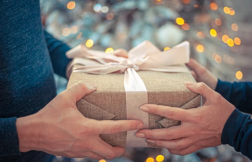 Что подарить девушке на Новый год: топ-10 необычных идей для подарка