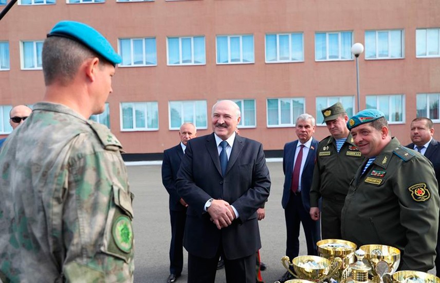 Александр Лукашенко посетил 103-ю Витебскую воздушно-десантную бригаду