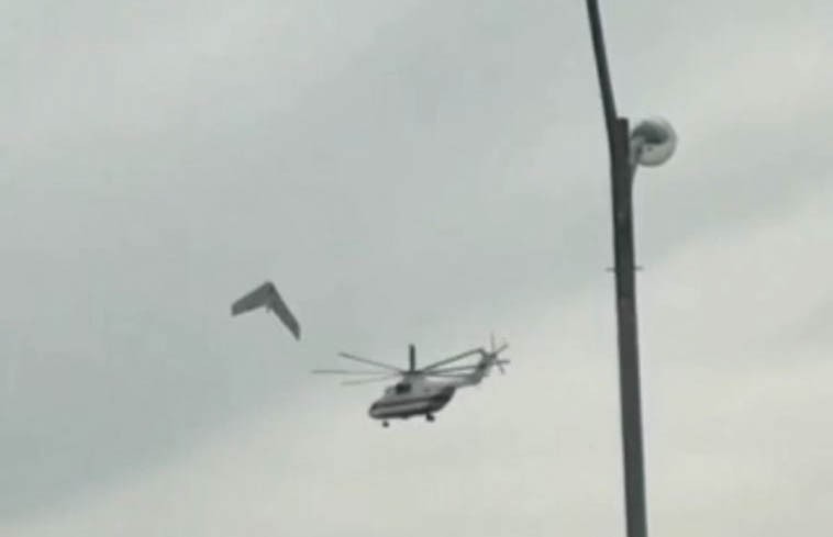 Вертолёт МЧС чуть не столкнулся со своим грузом, после чего сбросил его