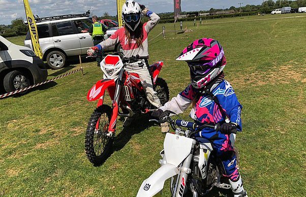 7-летняя байкерша гоняет на мотоцикле с матерью, которая любит экстрим