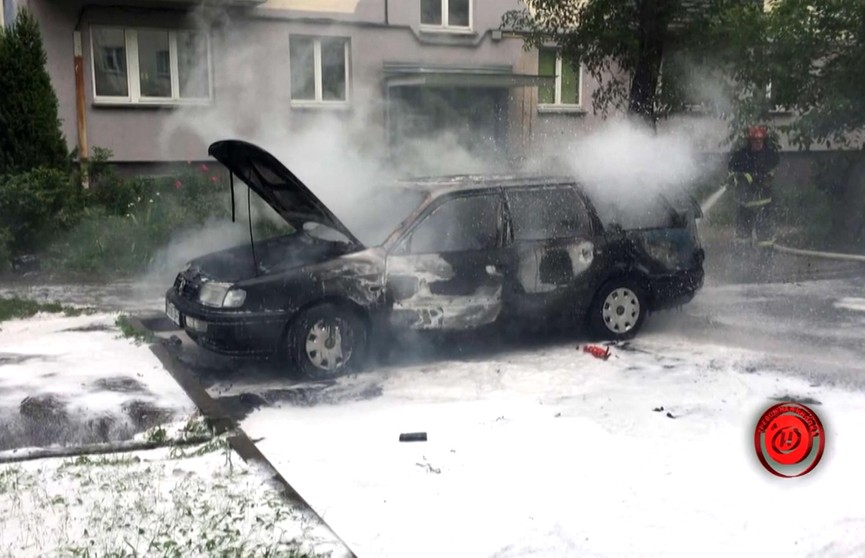 На парковке в Минске пылал Volkswagen Passat