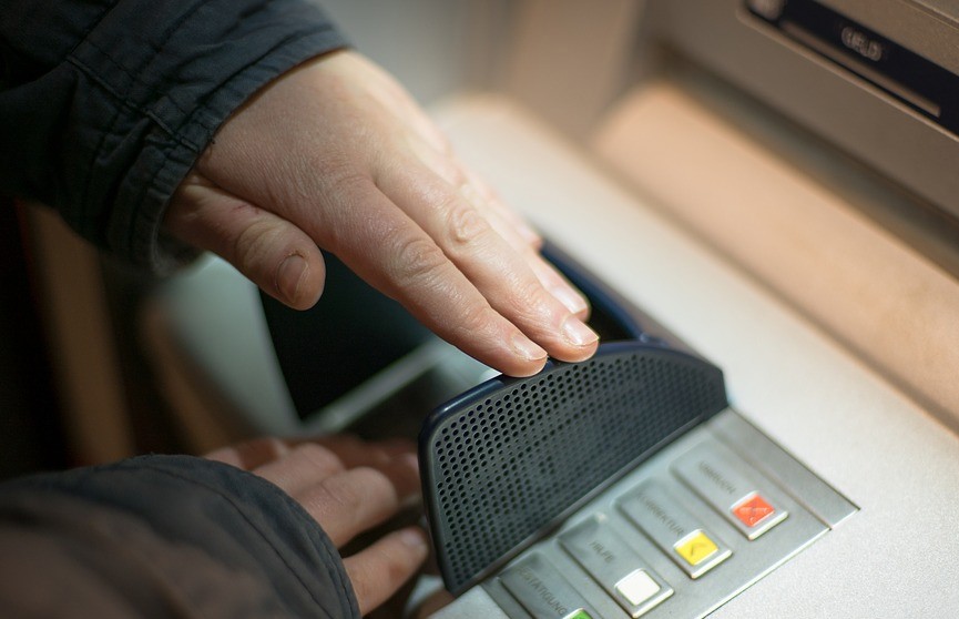 Мужчина в Москве обменял билеты «банка приколов» на 1 млн российских рублей в банкомате