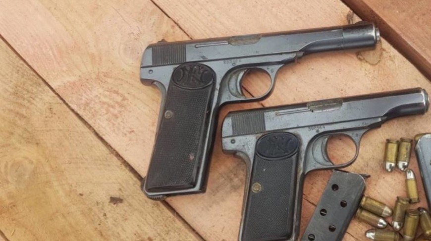 В Бресте строитель нашел в старом утеплителе два пистолета с патронами