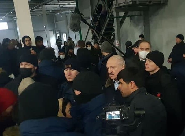 Лукашенко приехал к беженцам в ТЛЦ возле «Брузгов»