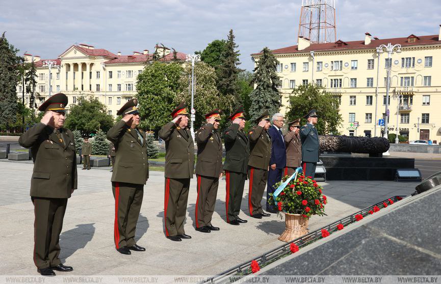 В Минске главы делегаций, участвующих в заседании Совета министров обороны ОДКБ, почтили память воинов, погибших в годы Великой Отечественной войны