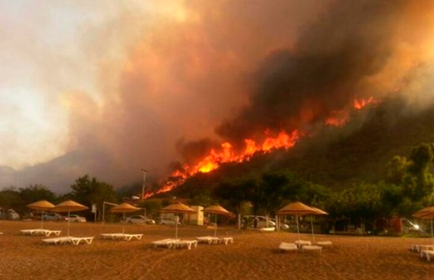 Лесной пожар вплотную подобрался к популярному курорту Анталья