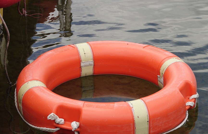 Мужчину с ребенком унесло в открытое море на надувной лодке в России