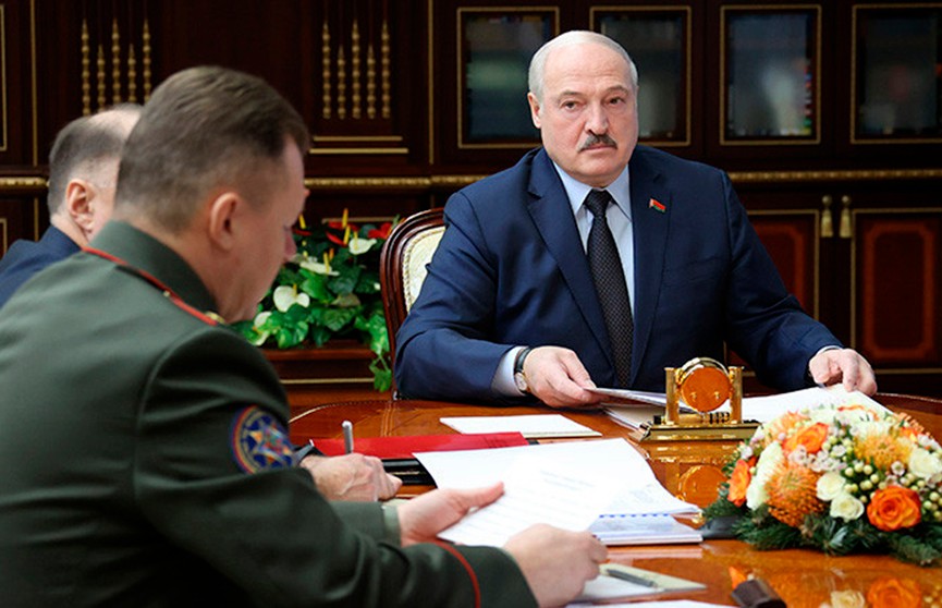 Лукашенко – о планах  вооружить часть сотрудников МЧС в Беларуси: Это будет серьезное подспорье для нашей армии на случай, если вдруг