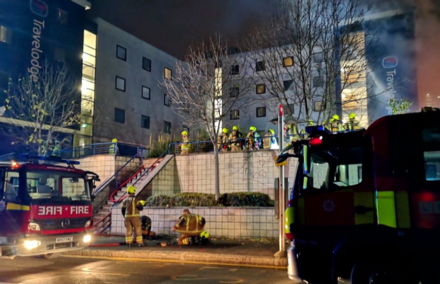 Пожар в Лондоне: загорелся склад, огонь перекинулся на отель