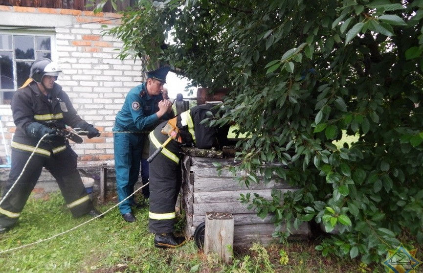 Женщина упала в 8-метровый колодец в Калинковичах