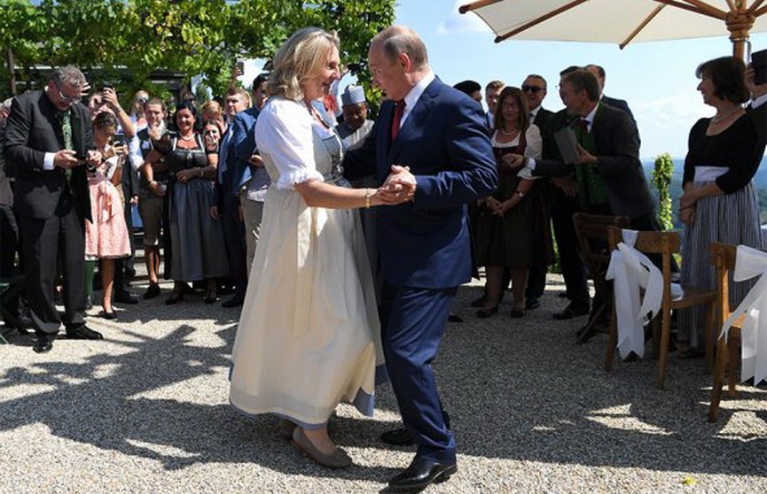 Путин станцевал с главой МИД Австрии на её свадьбе