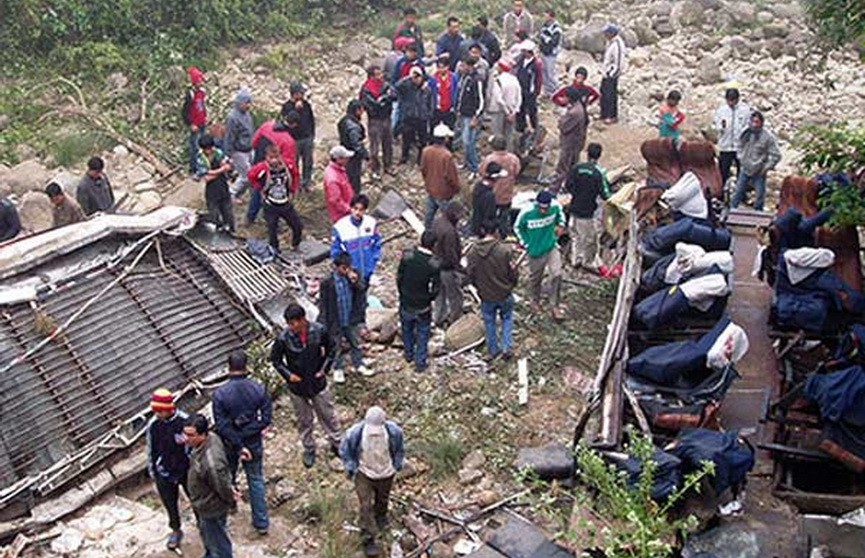 Грузовик упал с 50-метровой высоты в Непале: 20 человек погибли