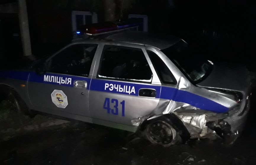 Пьяный водитель врезался в автомобиль ГАИ в Речице